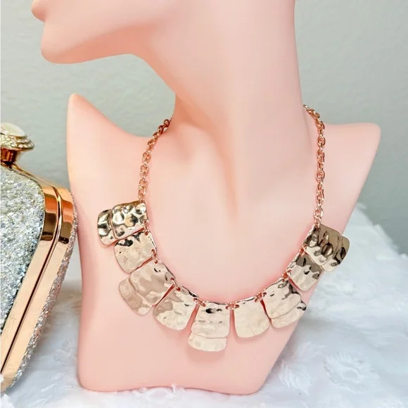 ⚜️ Elegant Gold Hammered Necklace - Picture 4 of 6